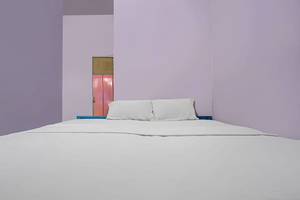 Basic Double Room | Desk, laptop workspace, bed sheets