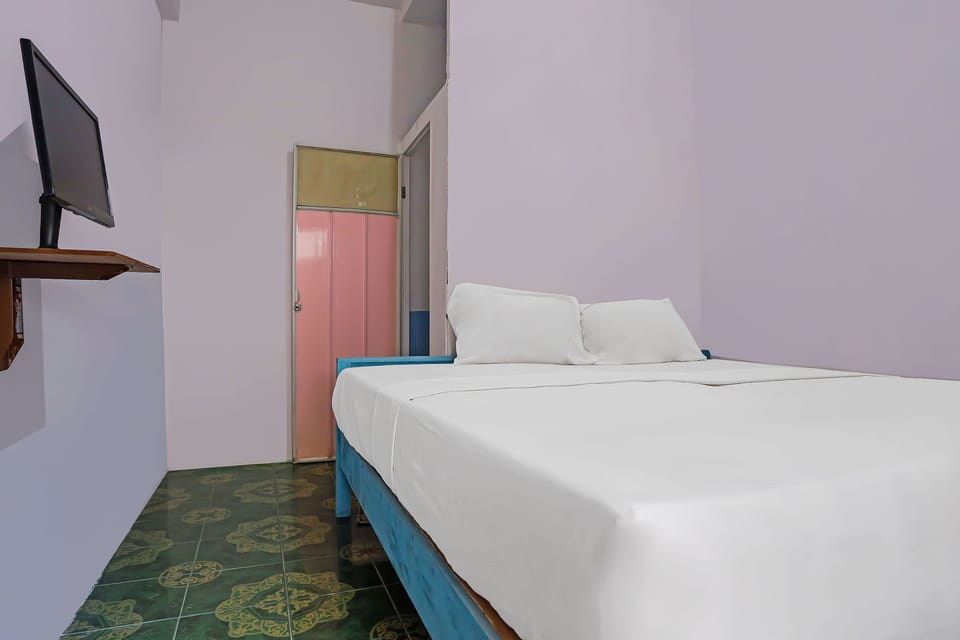 Basic Double Room | Desk, laptop workspace, bed sheets
