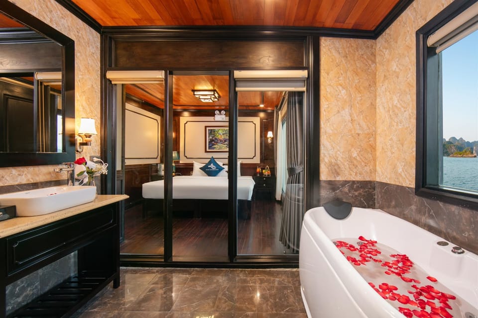 Grand Suite | Bathroom | Shower, rainfall showerhead, free toiletries, hair dryer