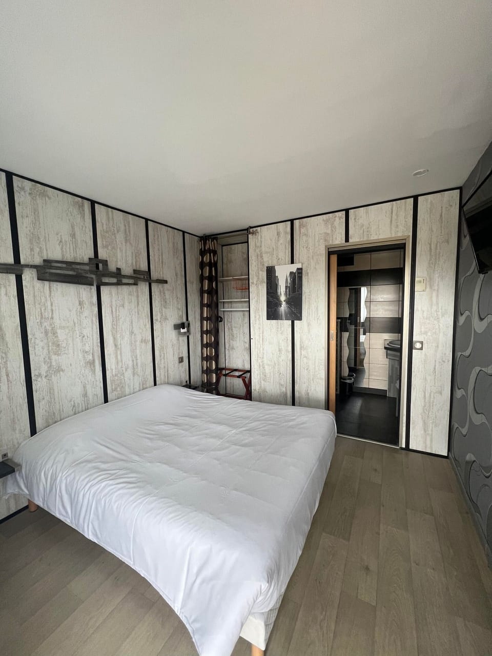 Comfort Room | Desk, soundproofing, WiFi (free), bed sheets