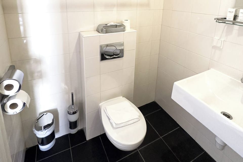 Standard Quadruple Room | Bathroom | Shower, free toiletries, hair dryer, towels