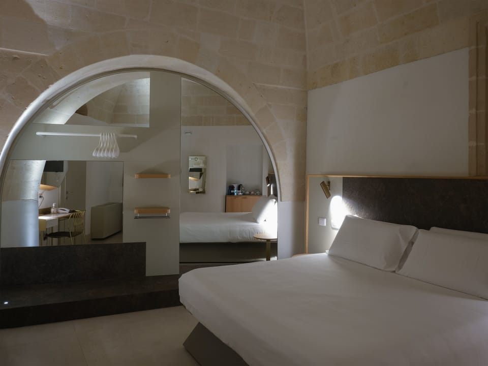 Deluxe Double Room | Minibar, in-room safe, desk, blackout drapes