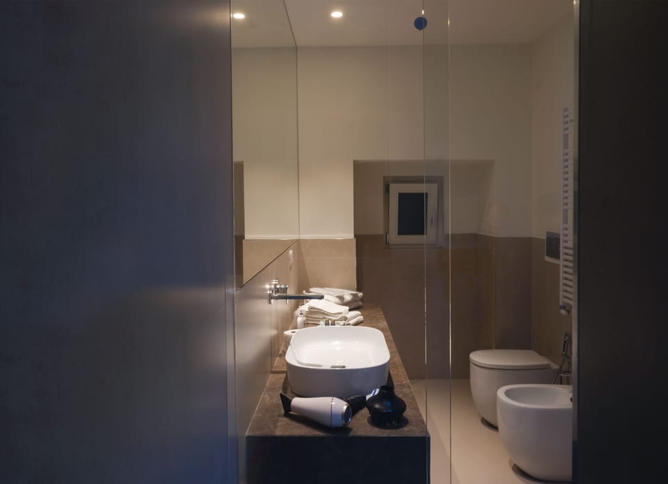 Studio Suite, Bathtub | Bathroom | Rainfall showerhead, free toiletries, hair dryer, bidet