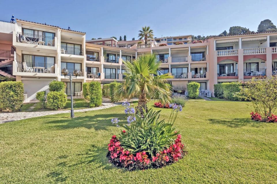 The garden and the apartments
