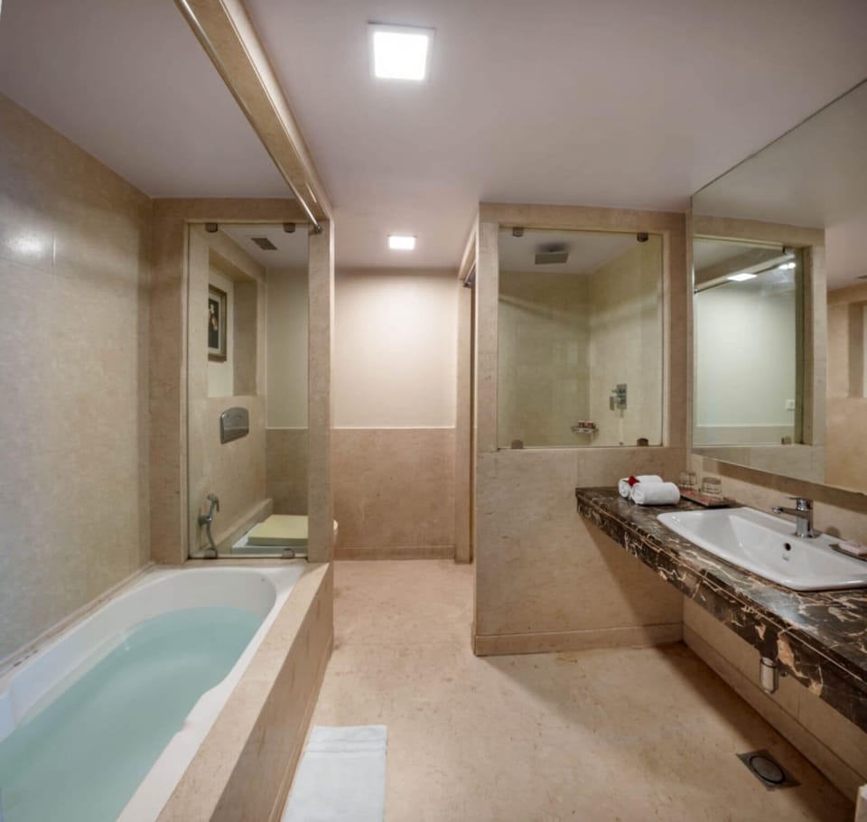 Shower, rainfall showerhead, free toiletries, towels