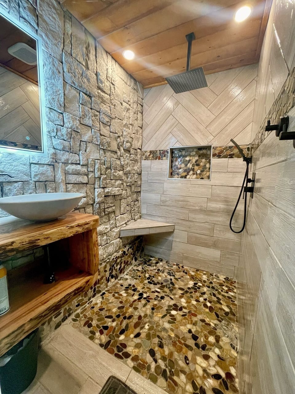 Hidden Timbers shower room, lower level