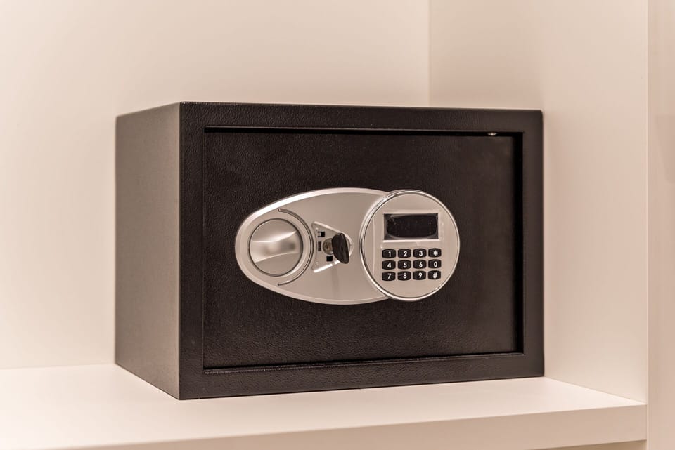 Hypo-allergenic bedding, minibar, desk, laptop workspace