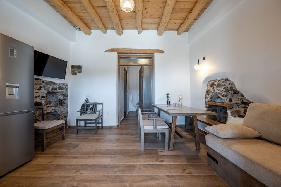Nomas Skaloti, Villa with Sea View, Cozy Livingroom