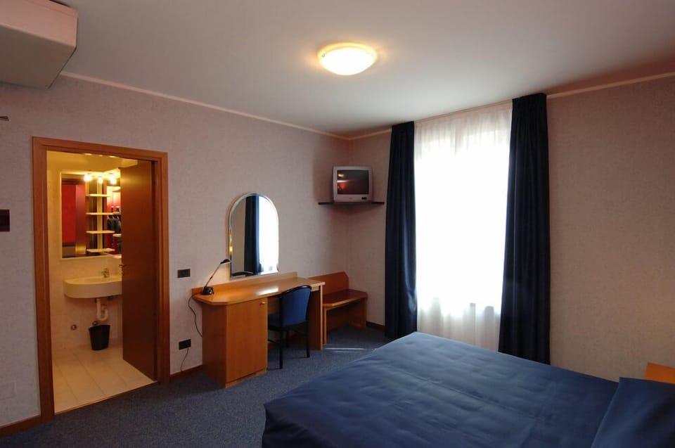 Business Double Room Single Use, 1 Double Bed | Free WiFi, bed sheets