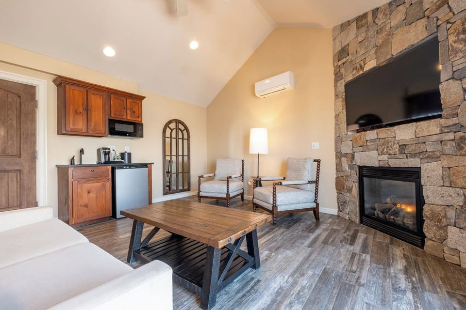 Tidal Suite | Living area | Flat-screen TV