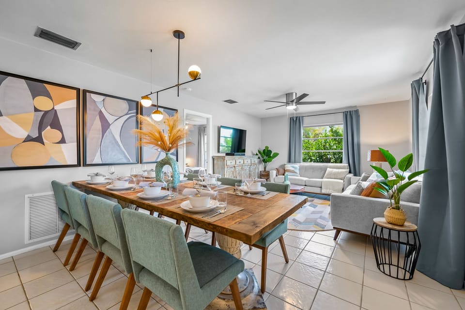 Living and dining area (Main Cottage)