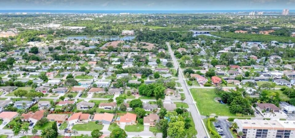 Peaceful, spacious corner lot, 3.5 miles to beach, 1 mile to downtown Bonita Spring's restaurants.