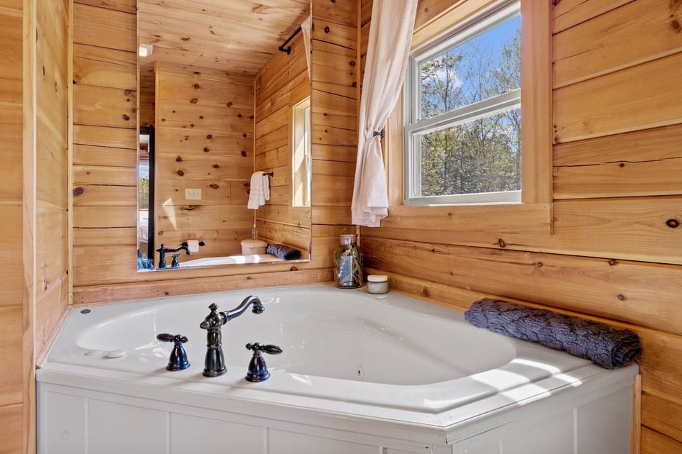 Main bedroom bath with soaking tub!