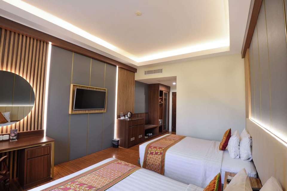 Deluxe Premier Twin Room | In-room safe, desk, laptop workspace, blackout drapes