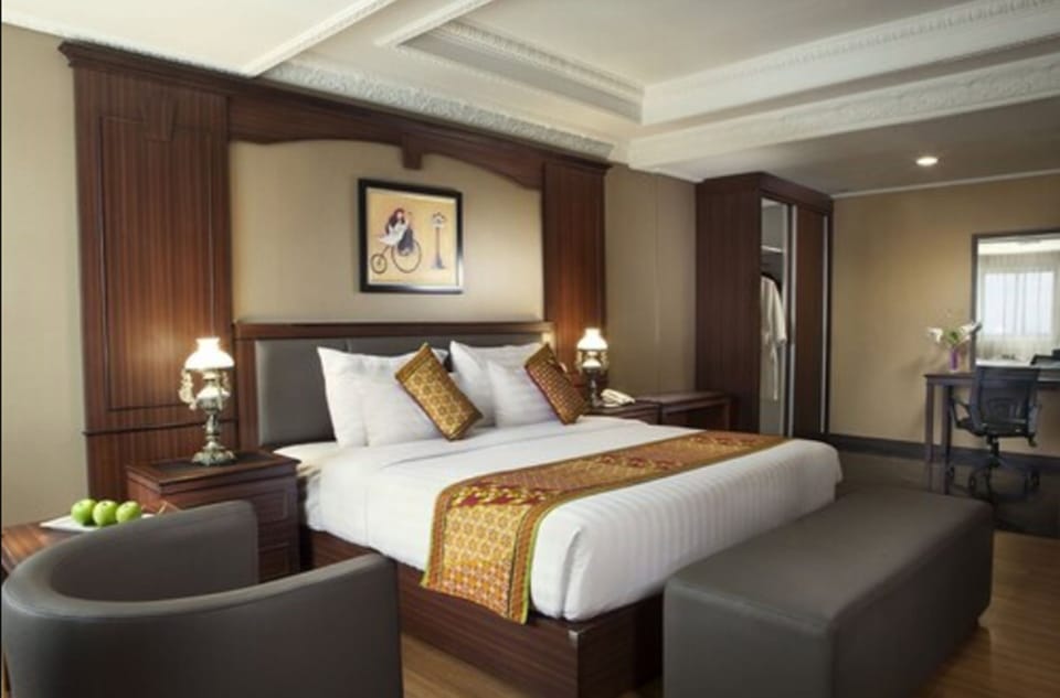 Suite, Corner | In-room safe, desk, laptop workspace, blackout drapes