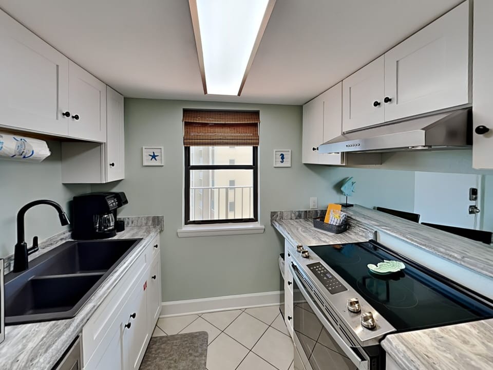 Condo, Multiple Beds, Balcony, Ocean View (505) | Private kitchen | Fridge, microwave, oven, stovetop