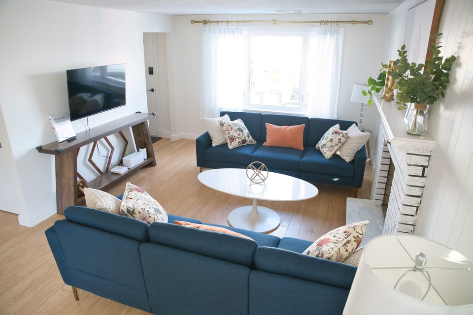 Living Room (two couches, TV) (2)
