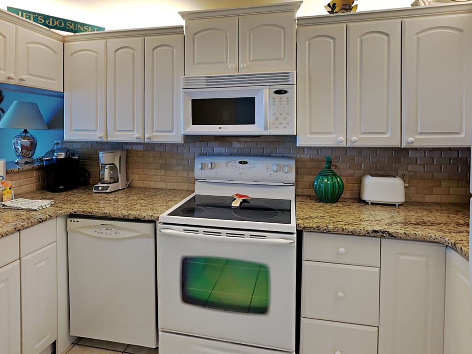 Condo, Multiple Beds, Balcony, Ocean View | Private kitchen | Fridge, microwave, oven, stovetop