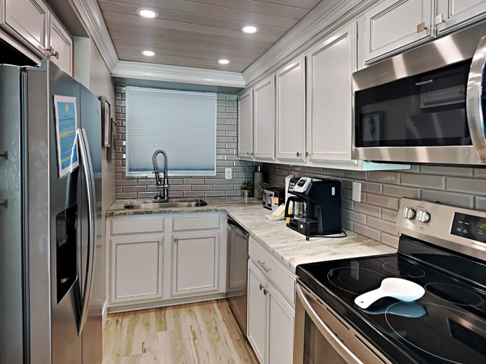 Condo, Multiple Beds, Balcony, Ocean View | Private kitchen | Fridge, microwave, oven, stovetop