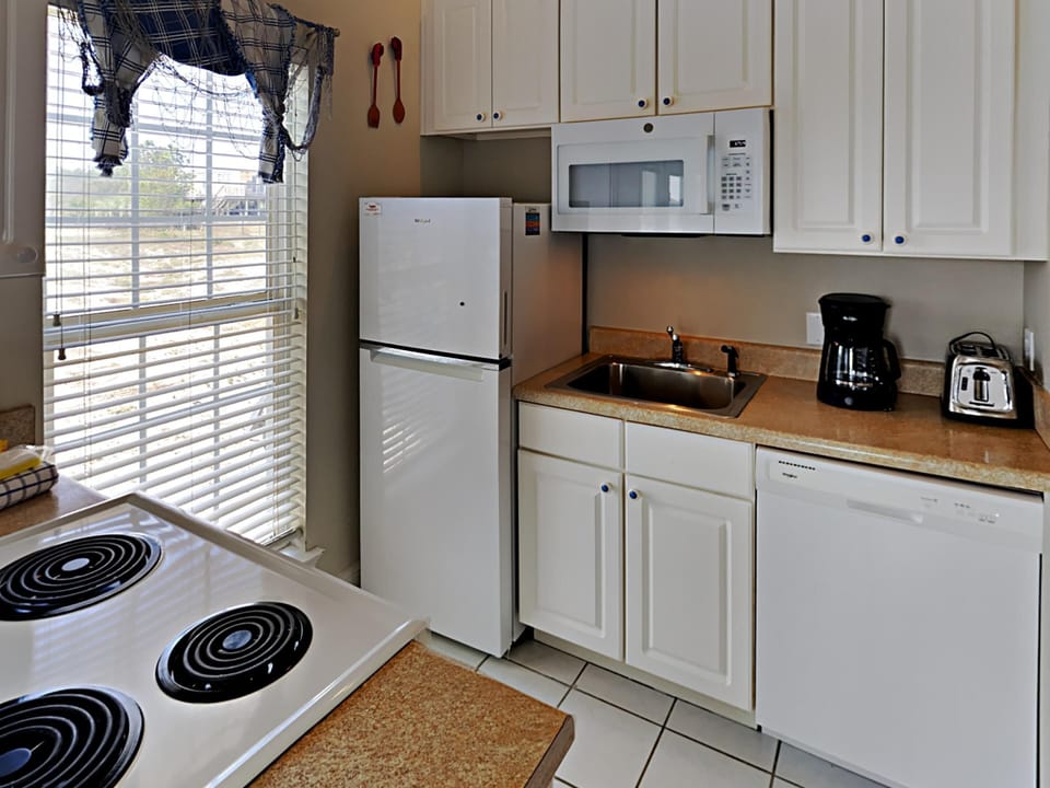 House, 1 King Bed with Sofa bed, Balcony, Ocean View | Private kitchen | Coffee/tea maker, fridge, microwave, oven