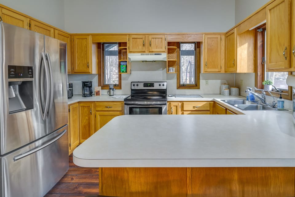 Kitchen | Cooking Basics | Coffee Maker | Paper Towels/Trash Bags Provided