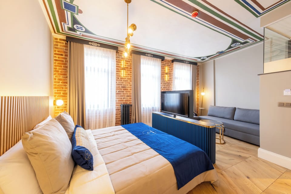 Executive Room | Desk, laptop workspace, soundproofing