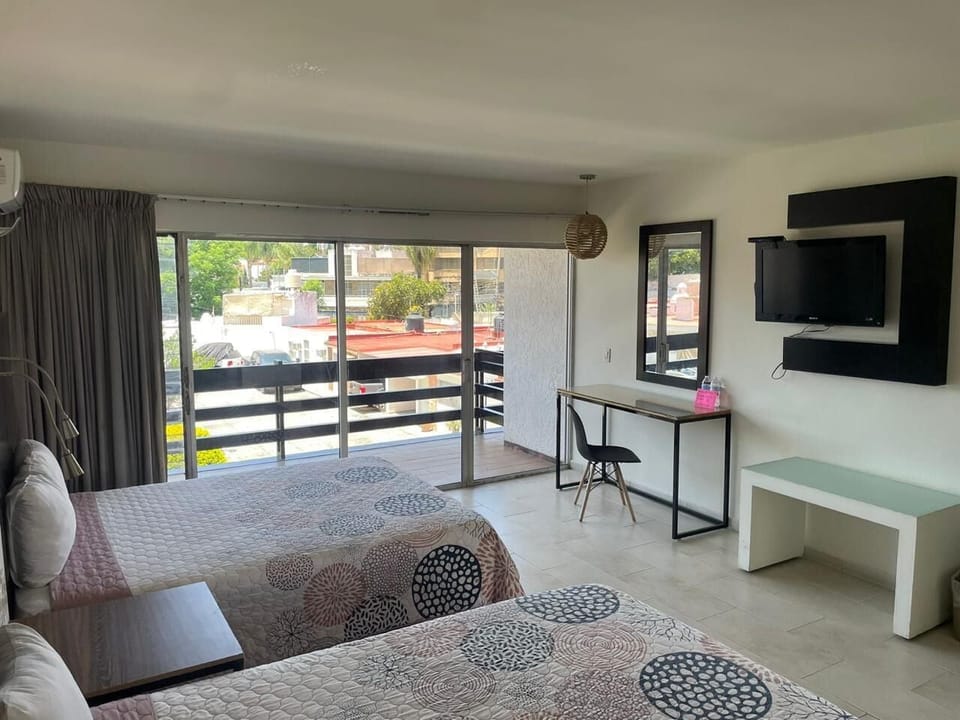 Double Room | In-room safe, iron/ironing board, free WiFi, bed sheets