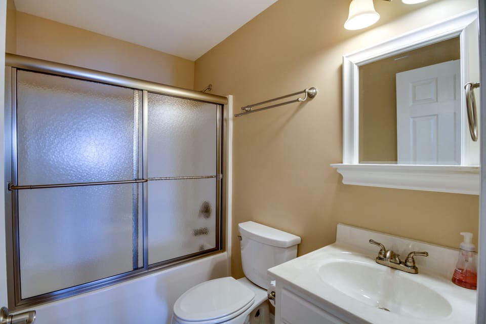 Full Bathroom | Main Floor | Towels Provided