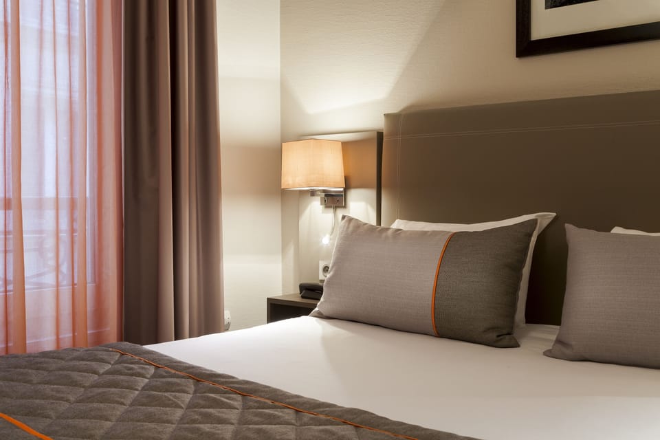 In-room safe, desk, laptop workspace, soundproofing