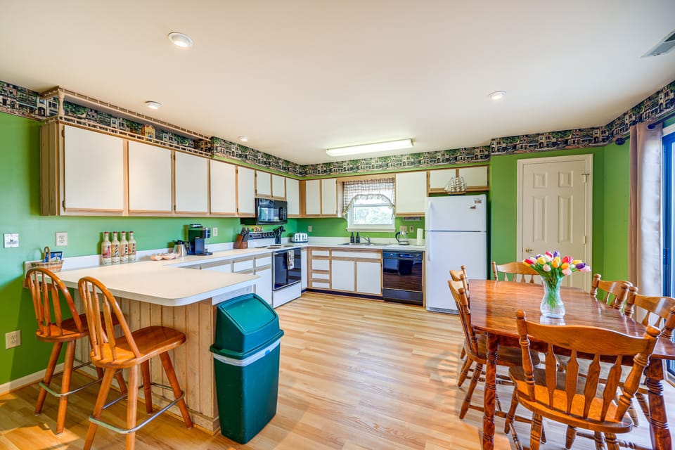 Dining Area/Kitchen | 1st Floor | Central A/C & Heating | Free WiFi