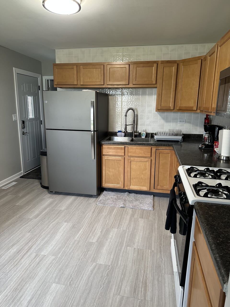 Full sized kitchen with appliances.