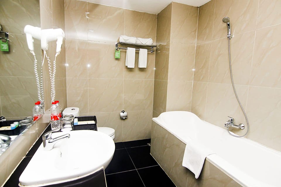 Premier Room | Bathroom | Slippers, towels