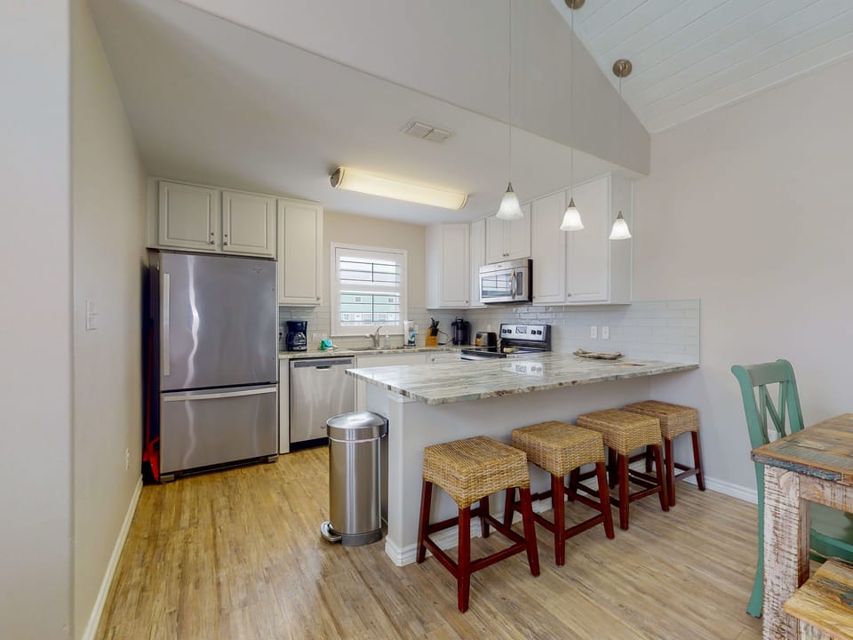 Breakfast Bar with Seating for 4