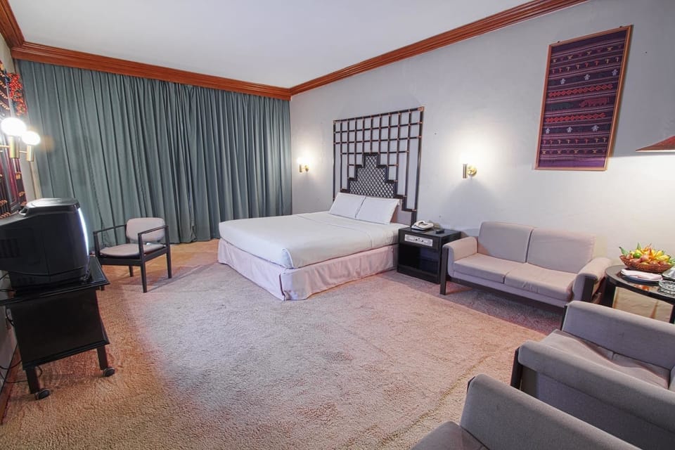 Deluxe Room | Desk, blackout drapes, soundproofing, WiFi (free)