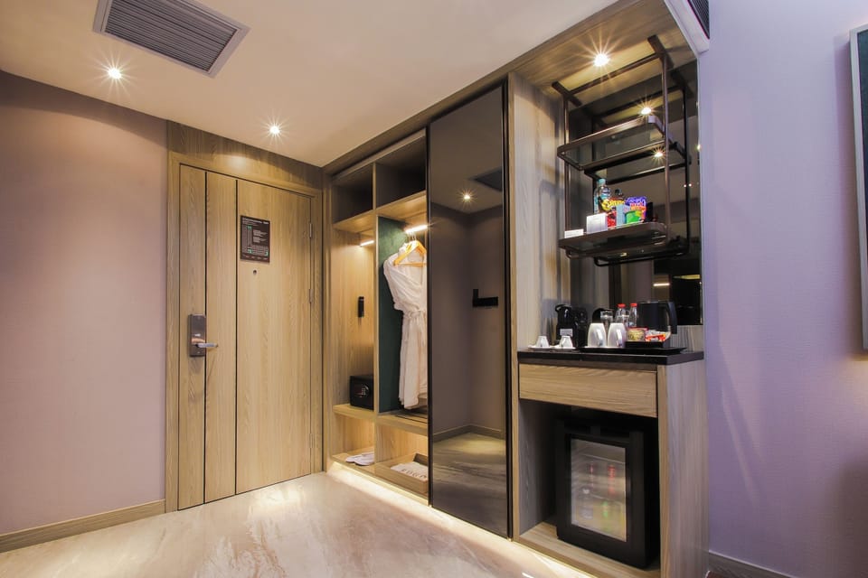 King Bed Executive City | Minibar, iron/ironing board (on request), WiFi (free), bed sheets
