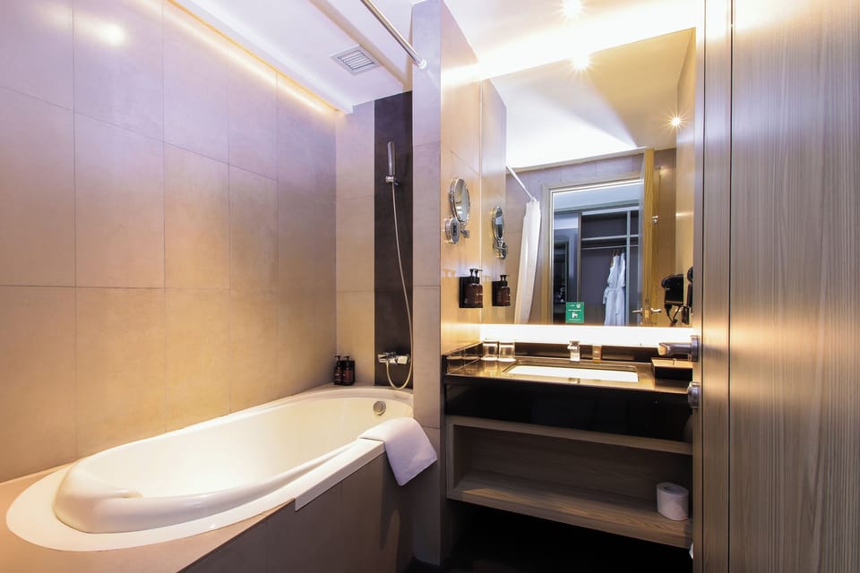 Rainfall showerhead, free toiletries, hair dryer, slippers