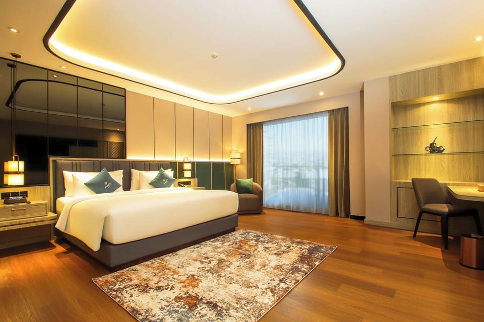 King Bed Junior Suite Pool | Minibar, iron/ironing board (on request), WiFi (free), bed sheets