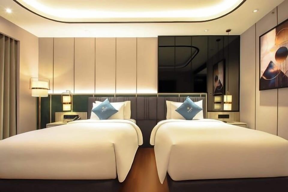 Twin Bed Deluxe Pool | Minibar, iron/ironing board (on request), WiFi (free), bed sheets