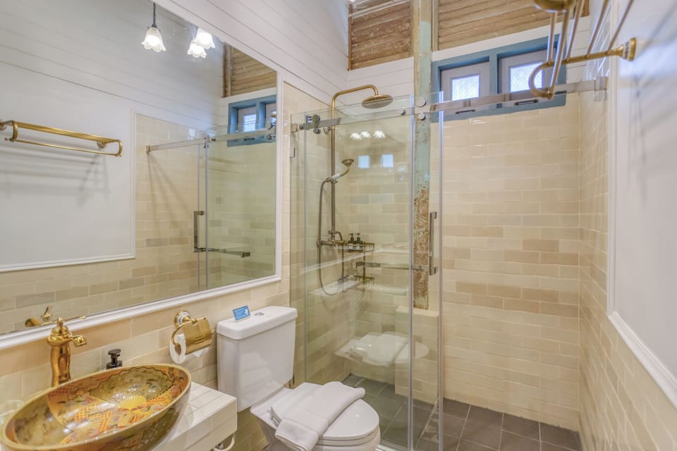 Economy Single Room | Bathroom | Shower, rainfall showerhead, free toiletries, hair dryer