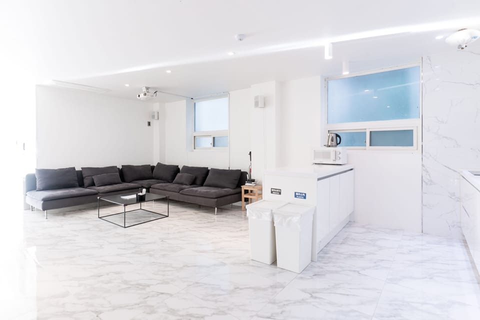 Family Condo, 3 Bedrooms, Ocean View, Beachside | Living area