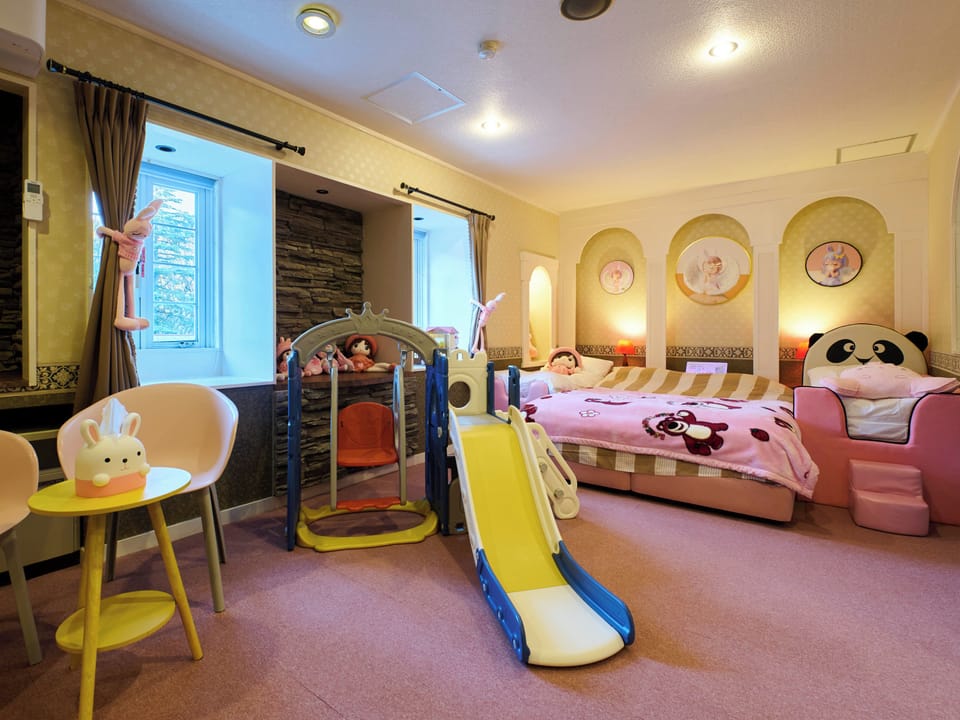 Doll Room, Non Smoking | Down comforters, individually decorated, bed sheets