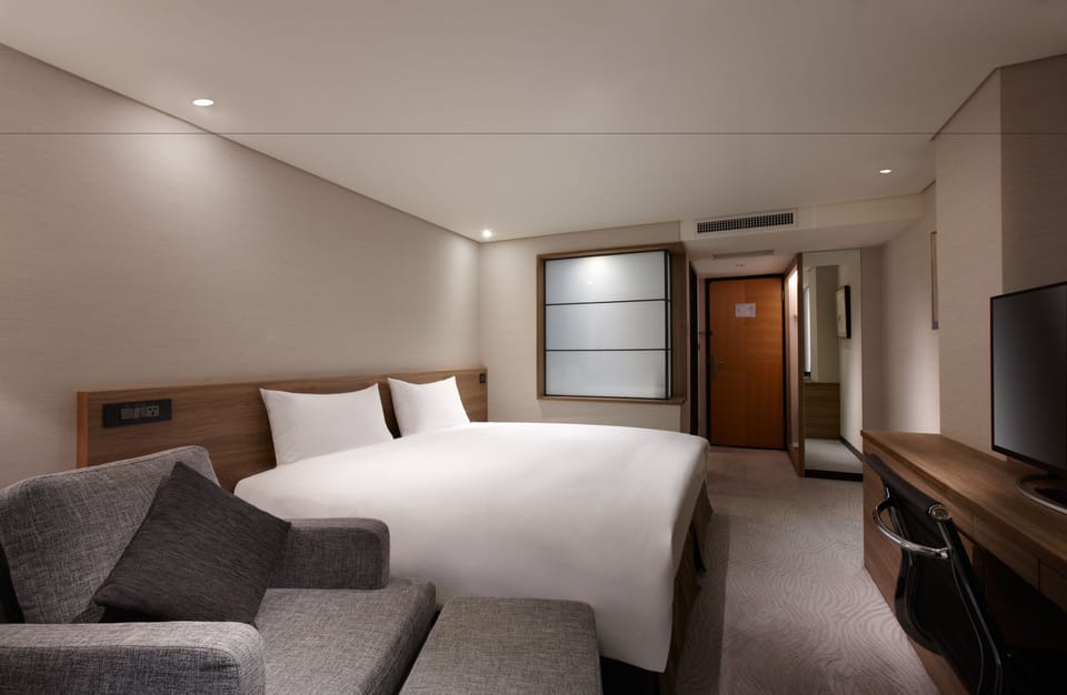 Business Room | Down comforters, in-room safe, desk, blackout drapes