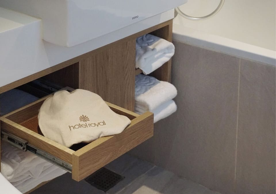 Combined shower/tub, hair dryer, towels, shampoo