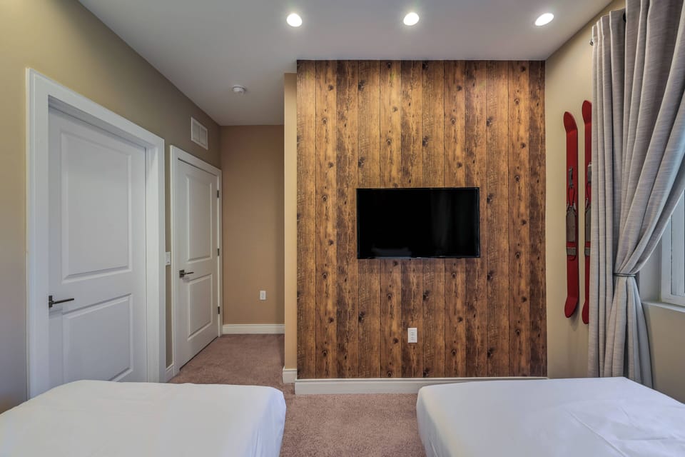 Bedroom with two twin beds with private bathroom