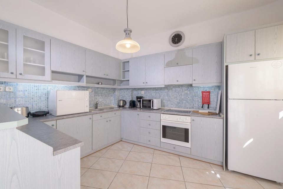 Apartment (2 Bedrooms) | Private kitchen | Coffee/tea maker, full-size fridge, microwave, oven