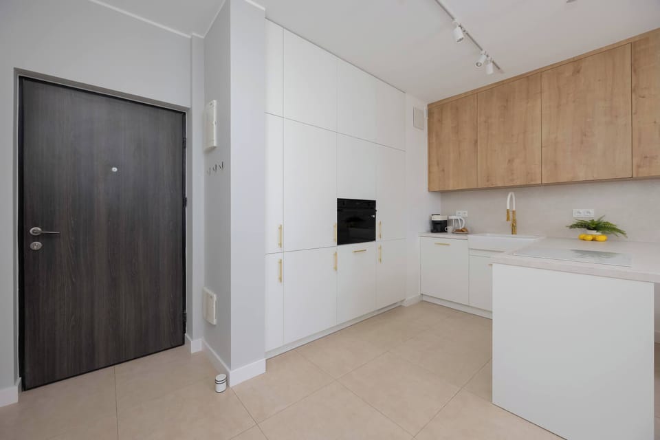 Modern, fully equipped kitchenette. 