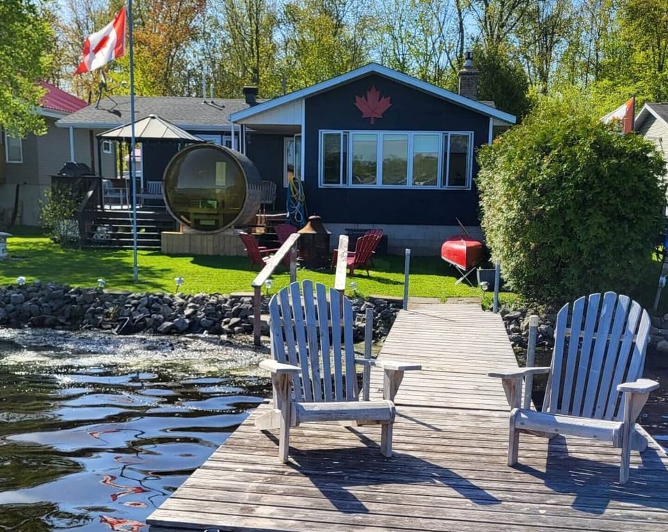 Beautiful 4-seaon home with Rideau River frontage and cedar barrel sauna. Plenty of space to dock a boat. Easy entry into water for guest use of our kayaks, SUP and canoe.