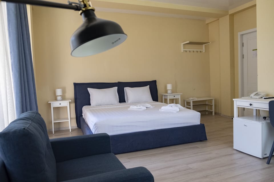 Classic Room | Desk, soundproofing, WiFi