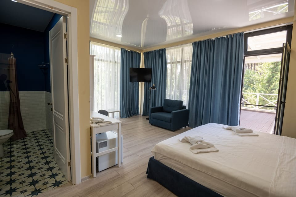 Deluxe Room, Sea View | Desk, soundproofing, WiFi