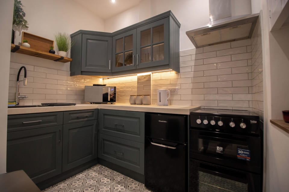 Full kitchen with oven, hob and microwave
